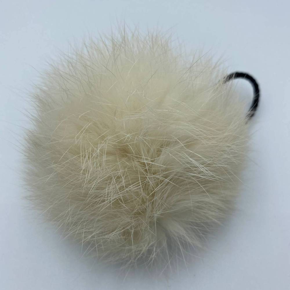 Pompom made of natural rabbit fur, cream 8-9 cm Pompom made of natural rabbit fur, cream 8-9 cm