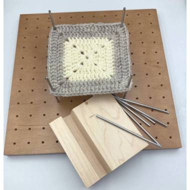 Knitting kit for the "Granny square" pattern, light brown