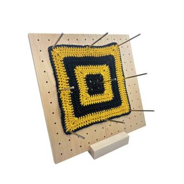 Knitting kit for the "Granny square" pattern, light brown
