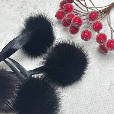 Pompom made of natural mink fur, black 4-5 cm