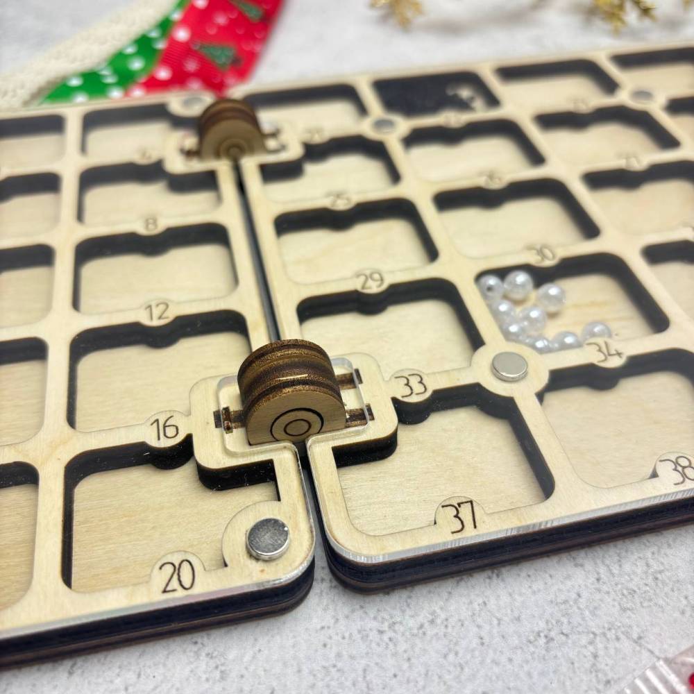 The wooden bead organizer “Notebook”