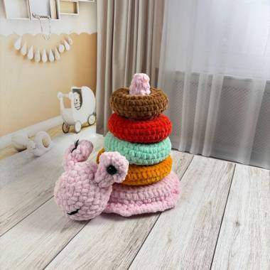 Handmade knitted snail pyramid toy