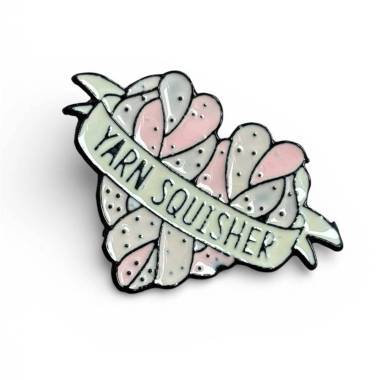 Значок пин на одежду  YARN SQUISHER  3,3*2,3 см