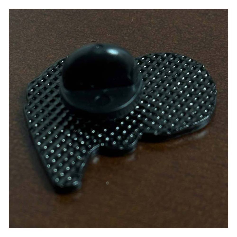 "Shell with Pizza" clothing pin, 2.4 x 2 cm