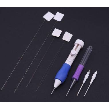 A set of needles for carpet weaving in a plastic container.